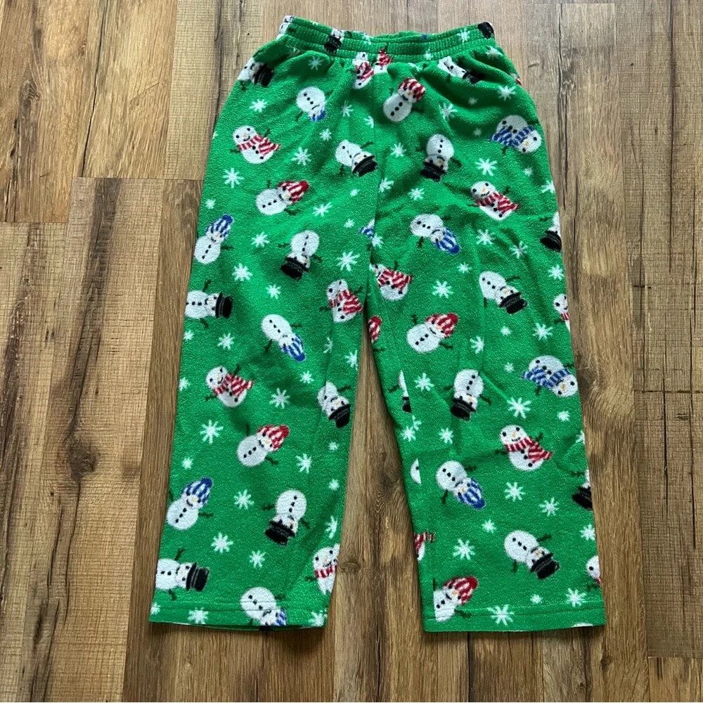 Kids size small green winter pajama set with snowmen